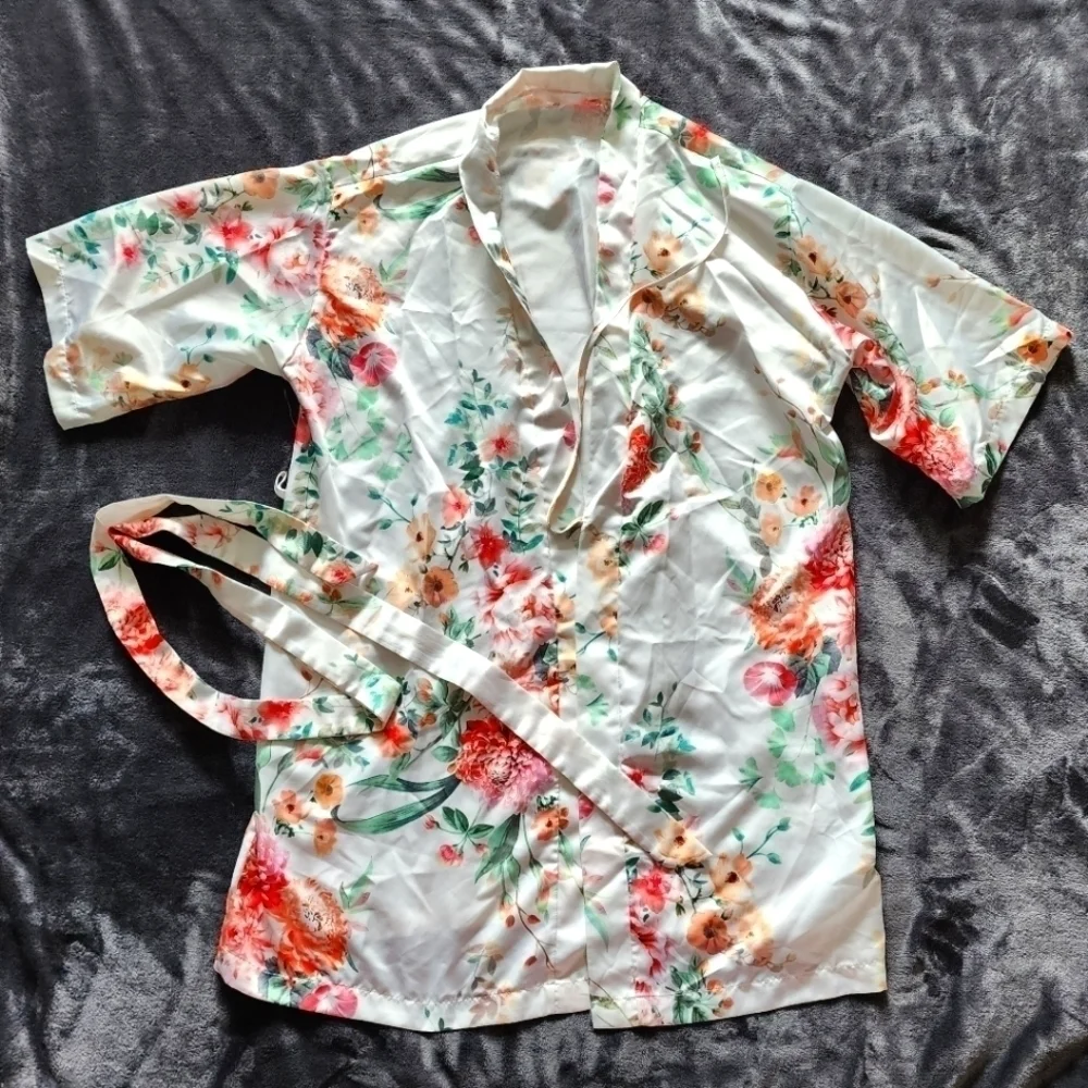 WOMEN'S sexy kimono/ robe with flower all over print size L / XL